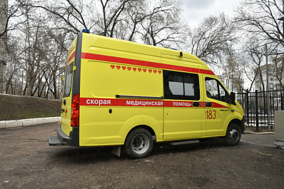 Медик приехал спасать упавшую из окна сибирячку, но получил кулаком в глаз