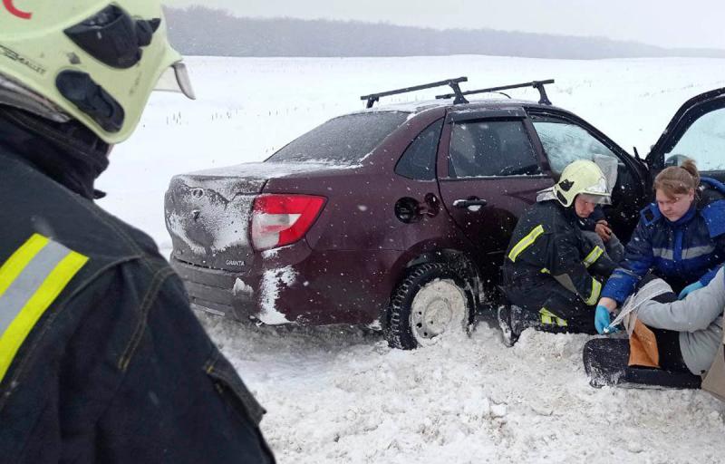 В Самарской области на трассе столкнулись фура и три легковушки