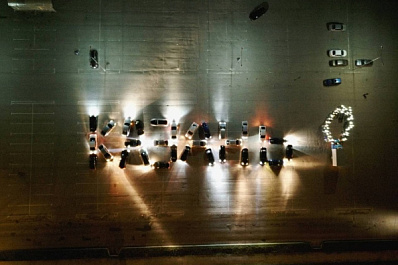 Самарские автомобилисты в память о погибших в Татарстане выстроили машины в слово "Казань"