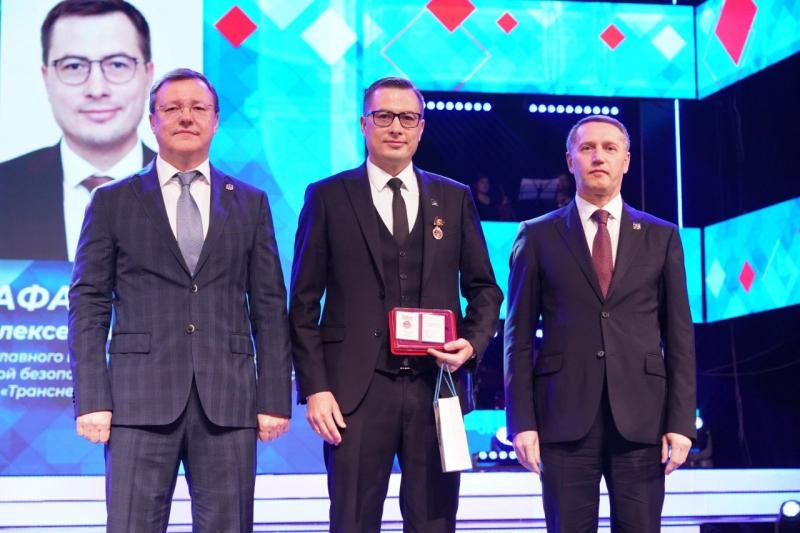 Дмитрий Азаров наградил лучших сотрудников на юбилее компании