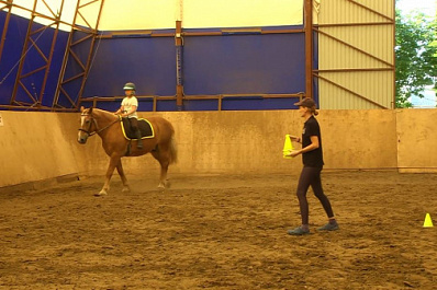 Дети с ограниченными возможностями здоровья в Самаре проходят реабилитацию при помощи иппотерапии