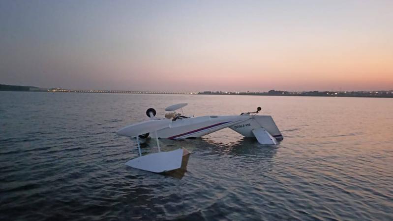 В Поволжье легкомоторный самолет рухнул в реку после неудачного маневра с касанием воды
