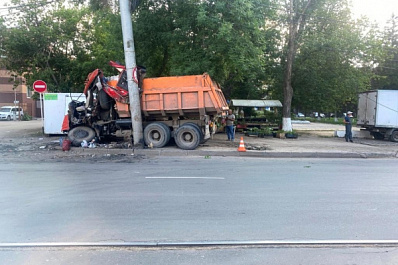 Водитель грузовика, въехавшего в световую опору на проспекте Кирова в Самаре, госпитализирован