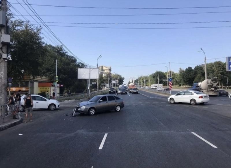 "Приора" из-за столкновения с "Рено" отлетела на мотоцикл в Самаре 31 августа