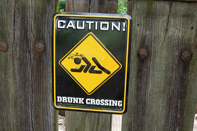 Необычный дорожный знак с изображением пьяного человека удивил новосибирских водителей