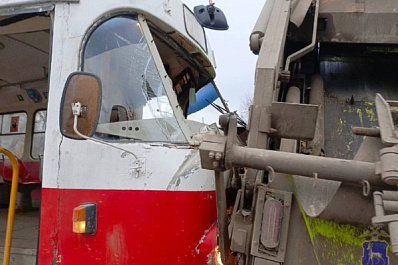 В Самаре на улице Ташкентской столкнулись трамвай и грузовик