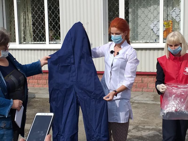 Сотрудники тольяттинской скорой получили более 450 защитных костюмов