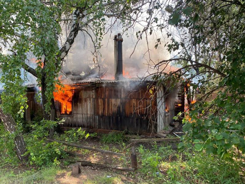 В Самарской области пламя охватило жилой дом на площади в 100 "квадратов"