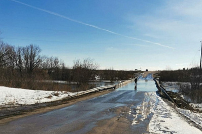 В Самарской области талые воды затопили мосты и придомовые участки