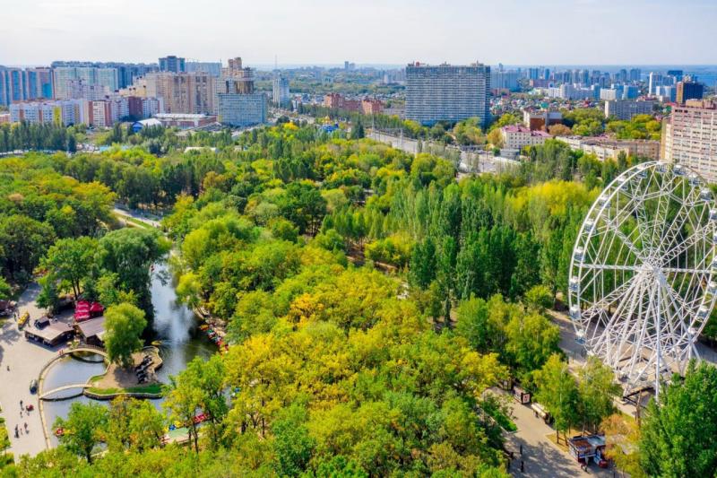 В Самаре в парке Гагарина очищают озеро