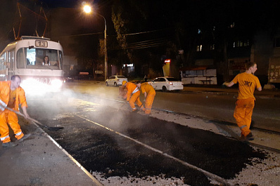 В Самаре на улице Победы ремонтируют асфальтовое полотно трамвайных путей