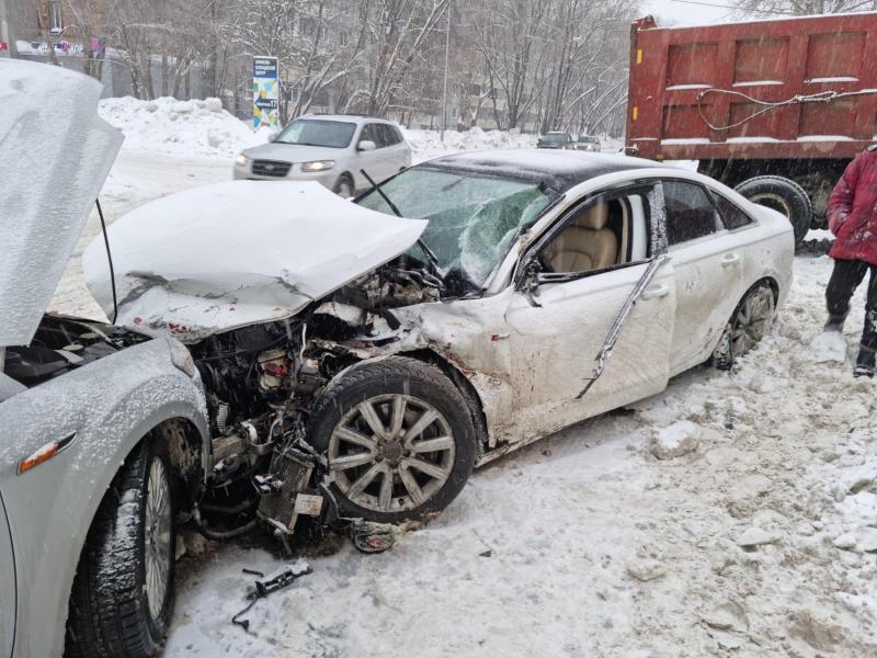 В Самаре женщина на Audi A6 отбросила грузовик на жилой дом, а сама влетела в Ford Mondeo