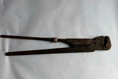 В Самаре женщина газовым ключом разбила машину соседа