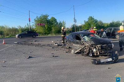 Ехала на "красный": в Самарской области после ДТП с двумя иномарками госпитализировали трех человек