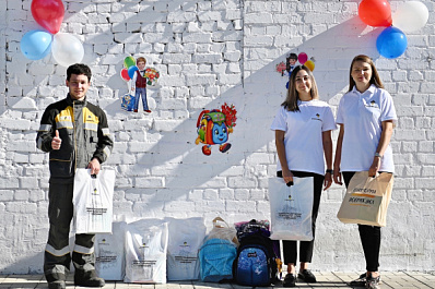 Нефтехимики передали воспитанникам школы-интерната наборы к учебному году