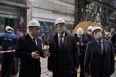 Дмитрий Азаров оценил оснащение сызранского "Тяжмаша" и пообщался с его сотрудниками