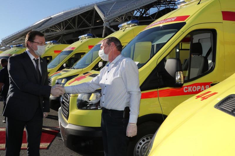 Губернатор Дмитрий Азаров передал службам скорой помощи региона ключи от новых реанимобилей