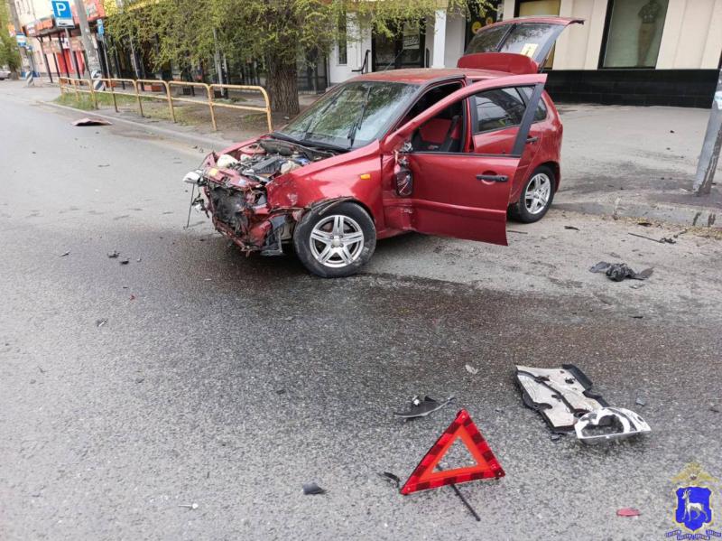 В Тольятти 4 мая после столкновения с "Калиной" перевернулась "Веста"