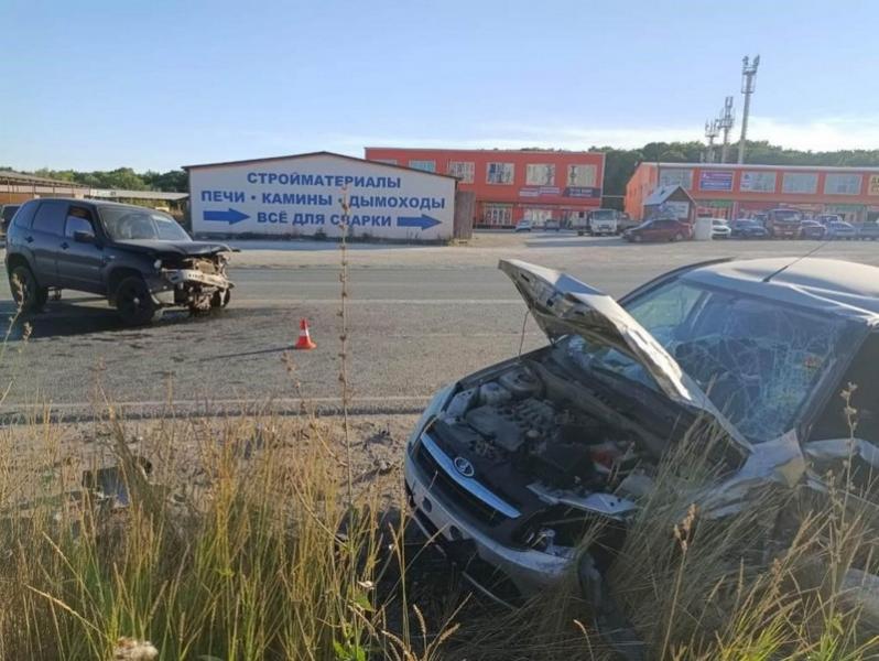 В Самаре Chevrolet Niva с прицепом 20 августа врезалась в "Гранту" на встречке, пострадал ребенок