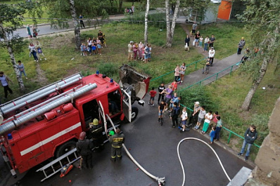 В Новосибирске из горящего многоквартирного дома вывели троих взрослых и ребёнка 