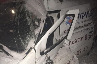 Водитель "Ларгуса" не заметил стоящую на обочине фуру и врезался в нее на трассе в Самарской области