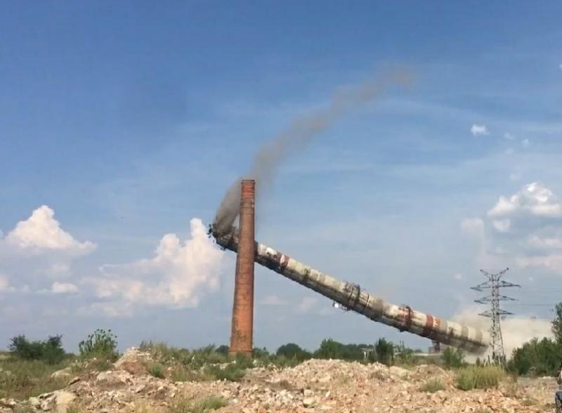 В Чапаевске взорвали опасную трубу высотой 120 метров