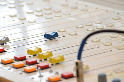 Вячеслав Федорищев поздравил работников отраслей связи с Днем радио