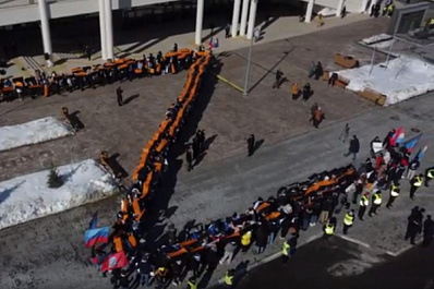 В Самаре сотни людей объединились в букву Z в поддержку российских военных