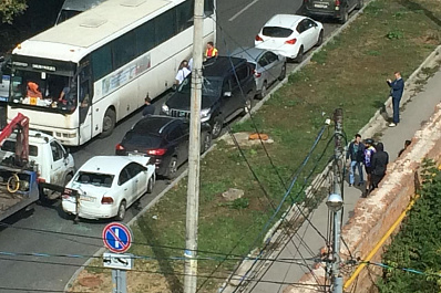 Из-за эвакуатора в Самаре побились дорогие иномарки