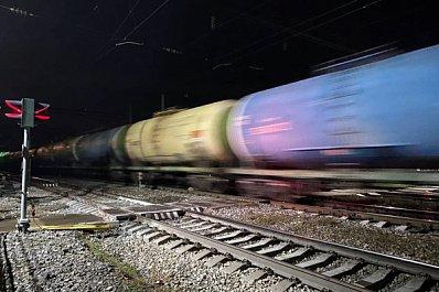 В Самарской области локомотив грузового поезда сошел с рельсов