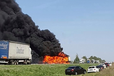 Фура на трассе М5 столкнулась с двумя грузовиками и загорелась, погиб человек