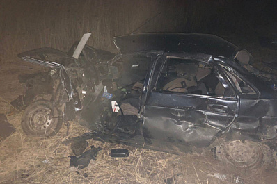 От машины почти ничего не осталось: в Самарской области большегруз вытолкнул "Приору" на встречную фуру