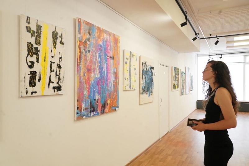 Какой может быть "Артерия счастья": в Самаре проходит выставка художницы-абстракциониста Айгуль Туружбаевой