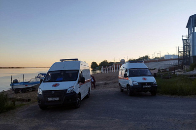 В Самарской области катер с детьми врезался в препятствие под водой