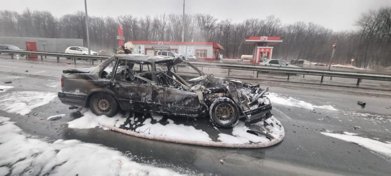 В Самарской области на трассе М5 сгорел автомобиль, пострадал мужчина