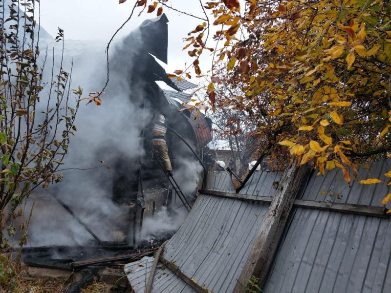 В Ставропольском районе 31 человек тушат частный дом на 200 "квадратов"