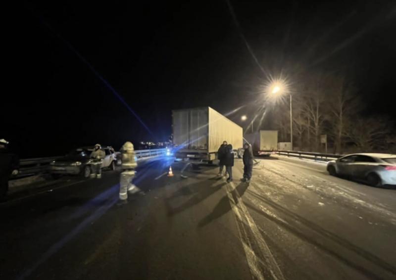 МАЗ сложился пополам: на трассе М5 "Урал" столкнулись пять автомобилей