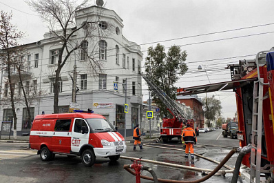 Более 100 человек тушили полыхающую трехэтажку в центре Самары