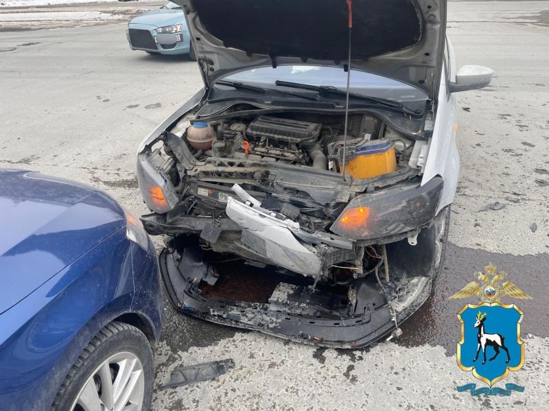 В Самаре на Аэропортовском шоссе перевернулась иномарка