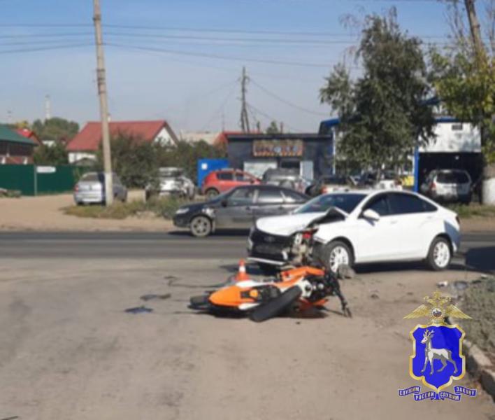В Самаре 18-летний мотоциклист врезался в LADA Vesta