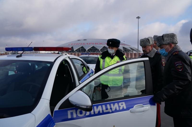 Самарским полицейским вручили ключи от новых автомобилей