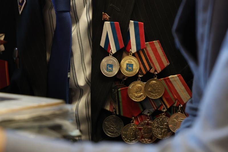 Губернатор Вячеслав Федорищев передал ветерану Великой Отечественной войны награду в честь 80-летия Победы