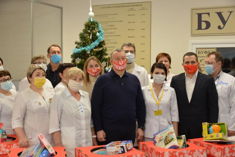 Доставили радость маленьким пациентам: 100 "Коробок новогоднего счастья" прибыли к адресатам