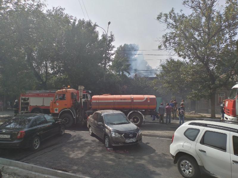 В Самаре 45 человек тушат горящий жилой дом на Ленинской, 38