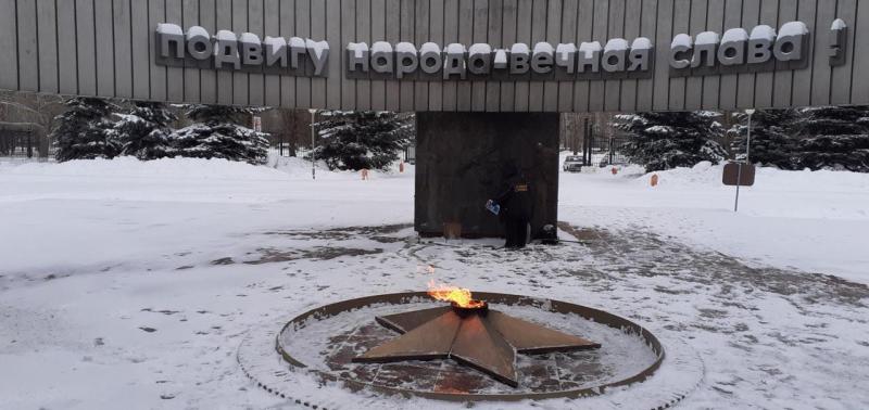 Вандалами, испортившими петардой Вечный огонь в Тольятти, могли быть двое подростков