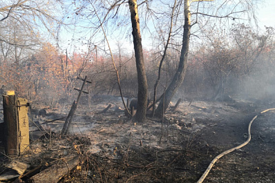 Горят 4 дома и трава: в Волжском районе тушат крупный пожар