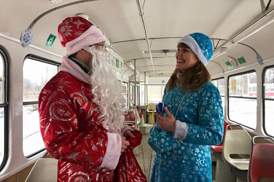 В Самаре запустили новогодний трамвай под управлением Деда Мороза и Снегурочки