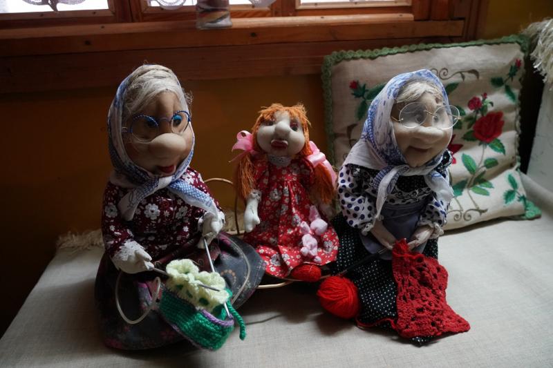 Жительница Борского создала у себя в доме целый кукольный мир