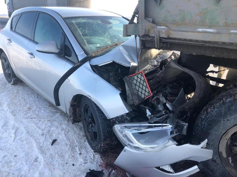 В Самарской области иномарка влетела под припаркованный КамАЗ