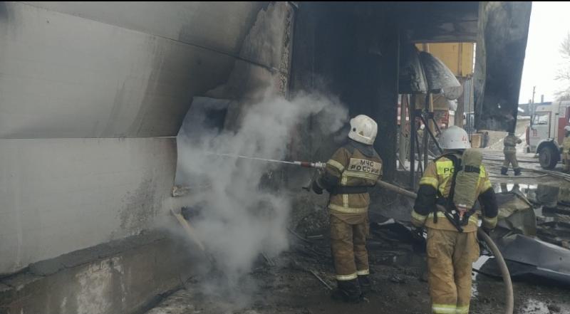 В Самарской области на 116-м километре полыхает здание 